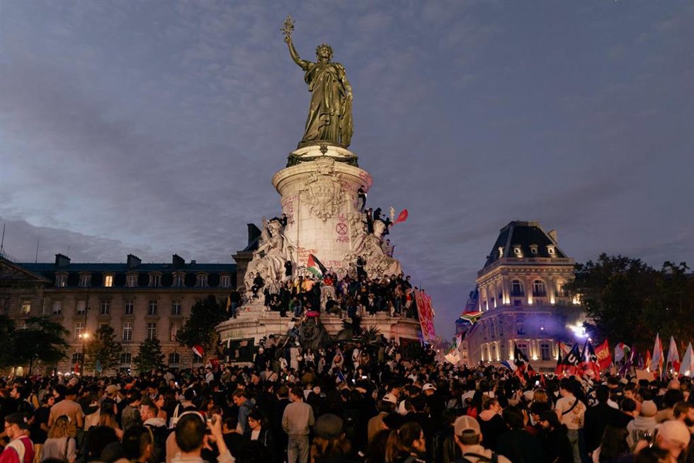 Concentración de personas en la plaza de la República de París. 