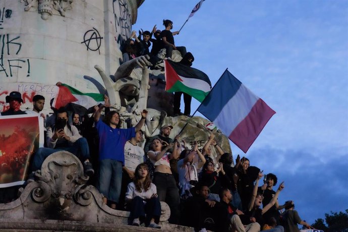 Manifestantes en la Plaza de la República de París