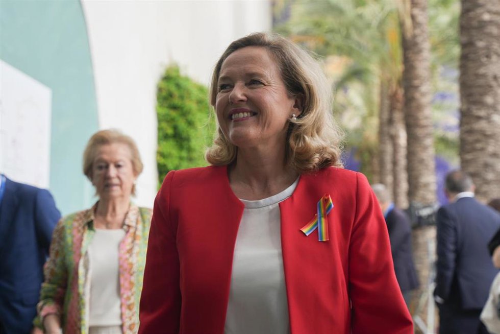 La presidenta del Banco Europeo de Inversiones, Nadia Calviño, llega al Foro de Prensa Ibérica en Valncia, en el Palacio de las Artes de Valencia, a 27 de junio de 2024, en Valencia