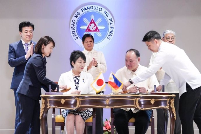 El ministro de Defensa de Filipinas, Gilberto Teodoro Jr. (d), y la ministra de Exteriores de Japón, Yoko Kamikawa (i), durante la firma de un acuerdo de seguridad en Manila