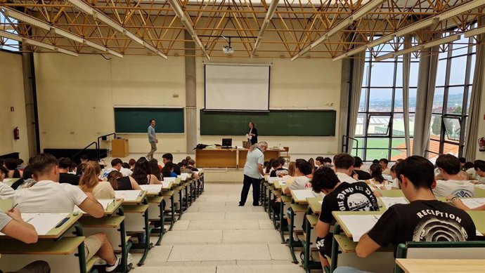 Estudiantes se examinan de la EBAU en Asturias.