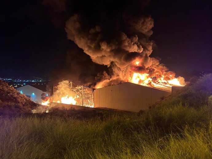 Incendio declarado en una nave industrial del polígono La Polvorista de Molina de Segura (Murcia)