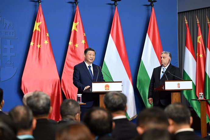 Archivo - El presidente de China, Xi Jinping (i), y el primer ministro de Hungría, Viktor Orbán (d), durante una rueda de prensa en Budapest en mayo de 2024 (archivo)