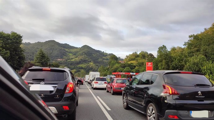 Tráfico en la A-66 entre Mieres y Lena por las obras en la vía para la instalación de pantallas acústicas.