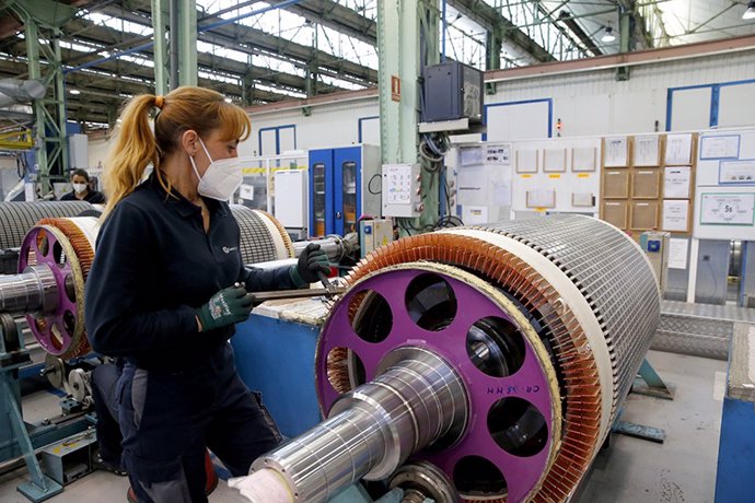 Archivo - Trabajadora de industria en Cantabria