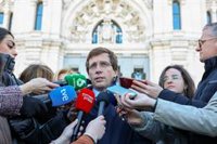 Almeida traslada "todo su apoyo y cariño" a los familiares de los dos fallecidos en el incendio de la calle Cullera