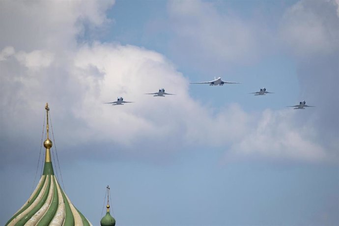 Archivo - Bombardero Tu-160 y Tu-22M3 durante un desfile militar en Moscú en junio de 2020 con movito del 75º aniversario del fin de la Segunda Guerra Mundial (archivo)