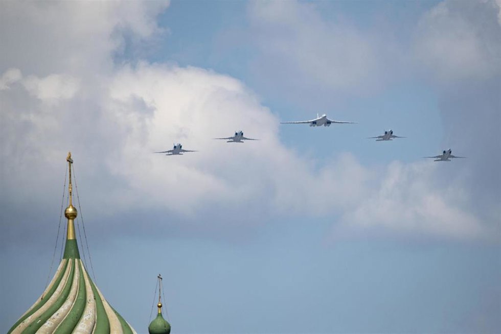 Archivo - Bombardero Tu-160 y Tu-22M3 durante un desfile militar en Moscú en junio de 2020 con movito del 75 aniversario del fin de la Segunda Guerra Mundial (archivo)