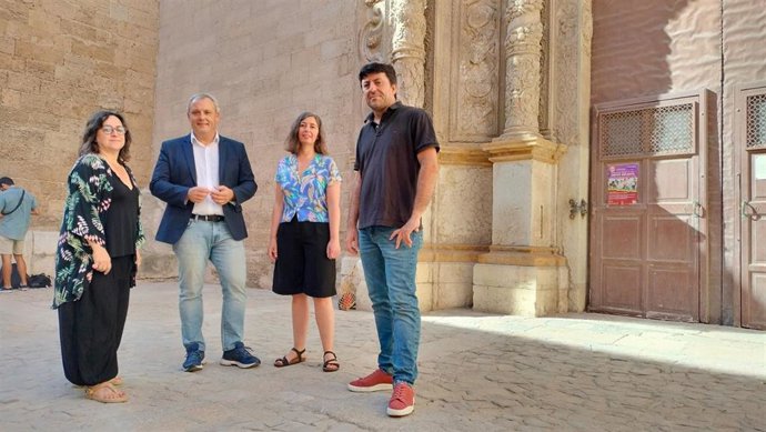 El portavoz de MÉS per Mallorca en el Consell, Jaume Alzamora (2i), acompañado de la portavoz de MÉS per Palma, Neus Truyol (2d), y otros miembros del partido.