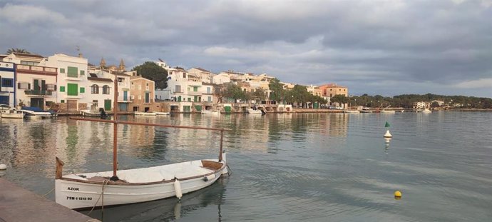 Una embarcación amarrada en el puerto de Portocolom.