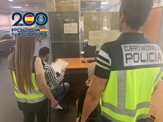 Detenidos en Alicante los padres de una joven por obligarle a casarse con su primo por 1.000 euros