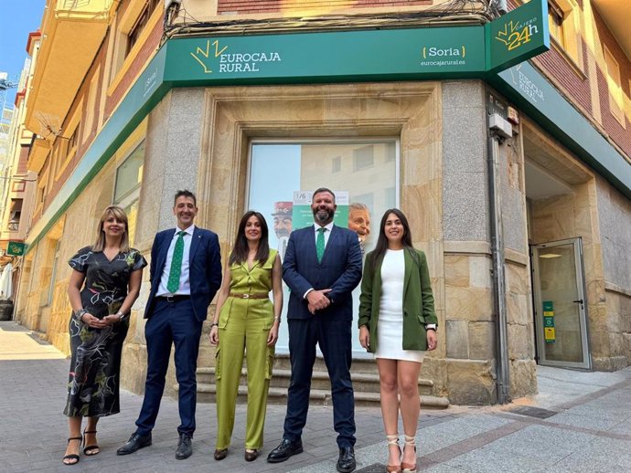 La directora territorial de Eurocaja (I), Silvia Diaz, el gestor comercial Rubén Pinilla, Olga Asenjo, el director de la red comercial, Carlos Martín-Salas y la gestora comercial  Esther Pérez.