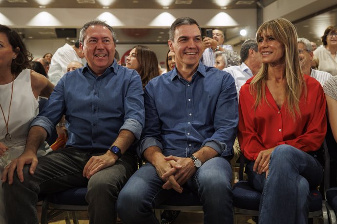 El secretario general del PSOE y presidente del Gobierno en funciones, Pedro Sánchez (c), junto a su mujer, Begoña Gómez y el secretario general del PSOE-A, Juan Espadas (i), en un acto público, a 07 de octubre del 2023 en Granada (Andalucía, España).