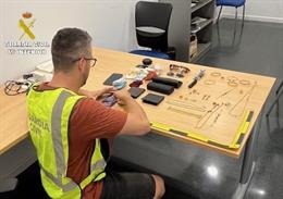 Un agent de la Gurdia Civil amb objectes sostrets