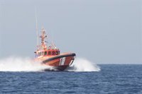 Dos dotaciones más de bomberos se suman a las labores contraincendios del buque a la deriva a 53 millas de Dragonera