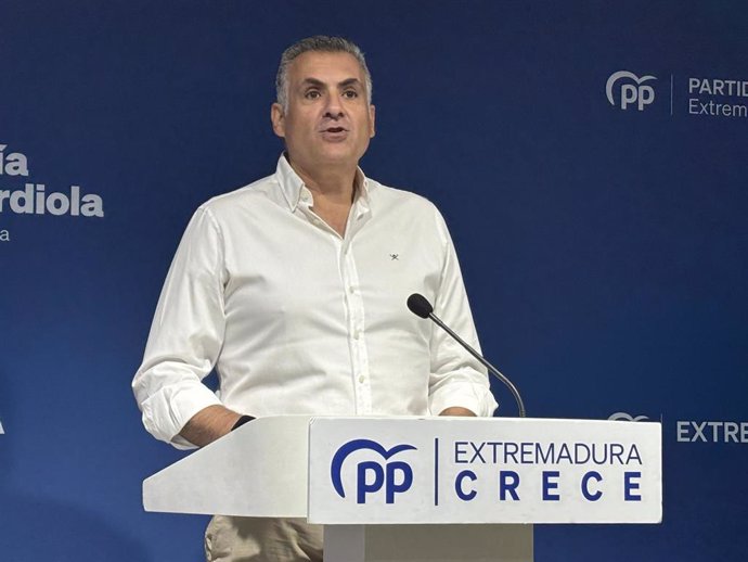 El vicesecretario de Organización del PP de Extremadura, José Manuel García Ballesteros, en rueda de prensa