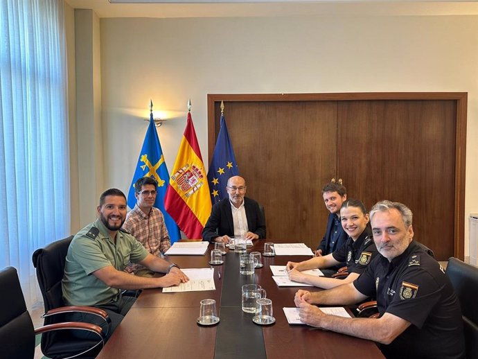 Reunión del plan director para la convivencia y mejora de la seguridad en los colegios, en la Delegación del Gobierno de Asturias.