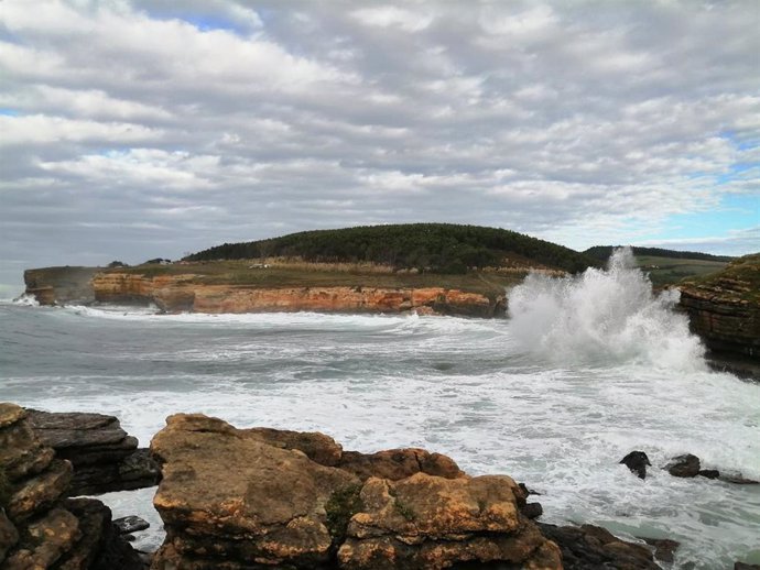 Archivo - Vuerte viento y oleaje en el litoral cántabro. Temporal. Olas