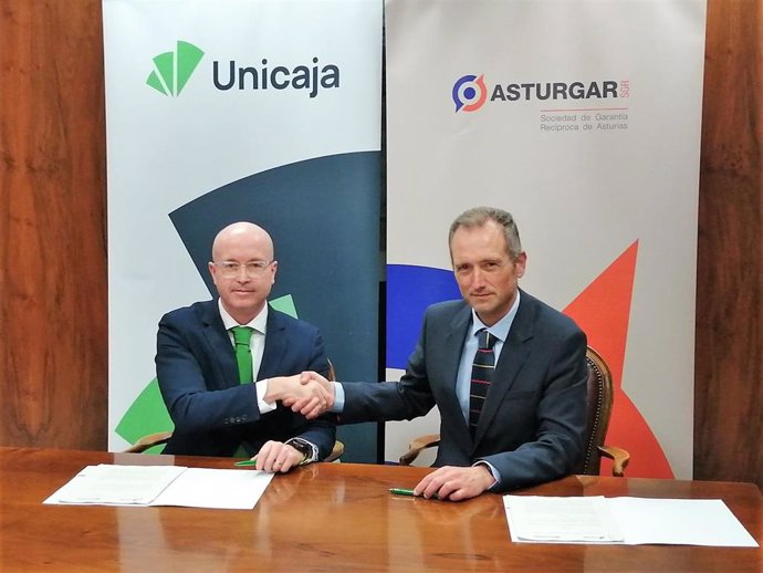 Firma del convenio de colaboración entre el director de Banca de Empresas Norte de Unicaja, José Marcos Fernández, y el presidente de Asturgar SGR, David González.