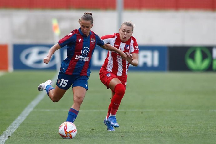 Archivo - Tatiana Pinto (Levante), ante Carmen Menayo (Atlético de Madrid). 