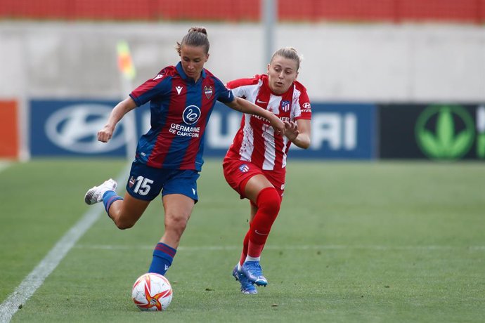 Archivo - Tatiana Pinto of Levante and Carmen Menayo of Atletico de Madrid in action during the women friendly football match played between Atletico de Madrid and Levante UD at Ciudad Deportiva Wanda Alcala de Henares on august 14, 2021, in Alcala de Hen