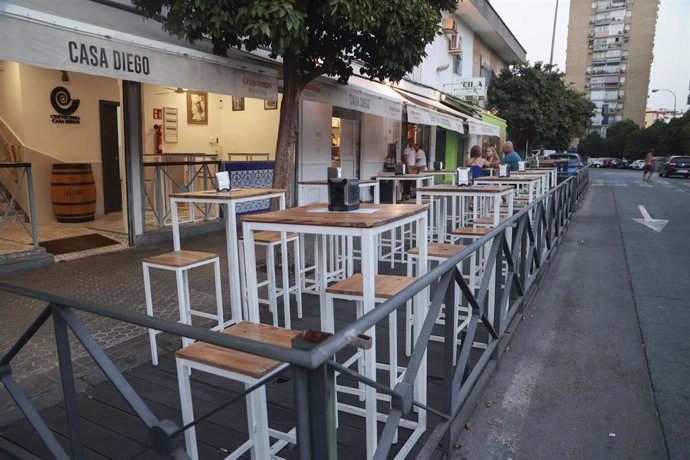 Archivo - Una tarima instalada en un bar de Triana para ampliar el espacio de veladores. Imagen de archivo.