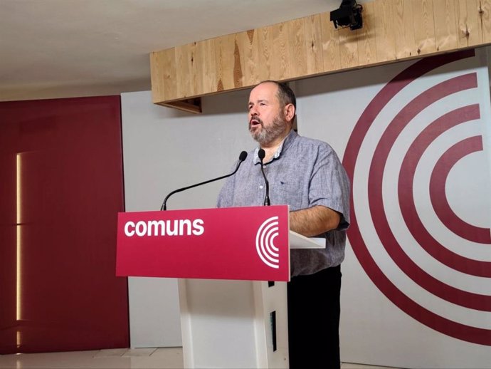 El portavoz de los Comuns, Joan Mena, en una rueda de prensa desde la sede de su partido, a 8 de julio de 2024