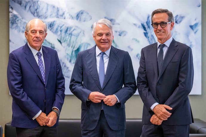 Alfonso Gil, consejero delegado de Alantra Wealth Management, Ignacio Garralda, presidente de Mutua Madrileña, y Emilio Soroa, presidente de Orienta Capital.