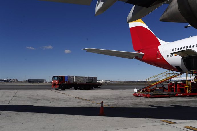 Archivo - Aeropuerto de Barajas, Iberia, carga de avión, aviones, cola de avión, handling, carga de maletas.