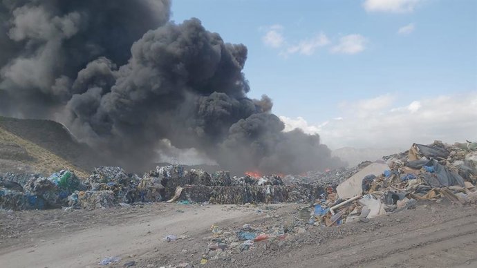 Incendi en l'abocador Piedra Negra, de Xixona 
