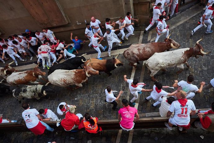 Corredores durante el segundo encierro de los encierros de los Sanfermines