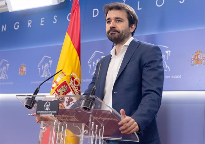 Archivo - El diputado de Podemos Javier Sánchez Serna durante una rueda de prensa anterior a la Junta de Portavoces, en el Congreso de los Diputados, a 28 de mayo de 2024, en Madrid (España).