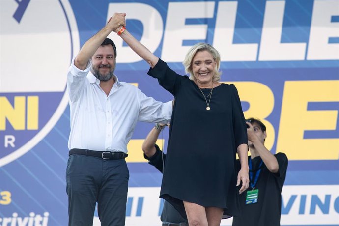 Archivo - El líder del partido ultraderechista italiano Liga, Matteo Salvini, y la líder del ultraderechista francés Agrupación Nacional, Marine Le Pen, durante un acto en Italia (archivo)