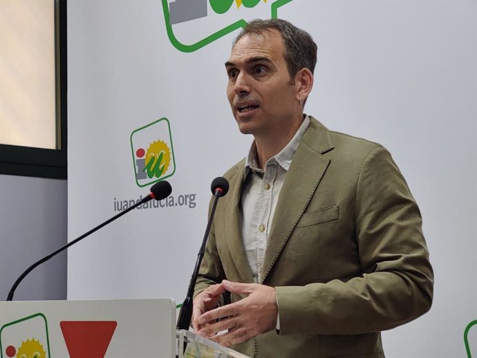 El coordinador general de IU Andalucía, Toni Valero, en rueda de prensa en Sevilla.