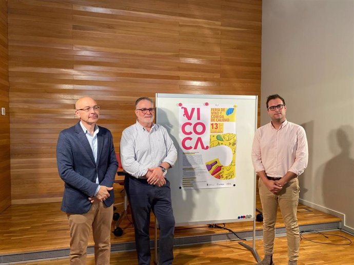 El alcalde de la Villa de Huércanos, Roberto Varona, el director general de Desarrollo Rural, David Martín, y el gerente de la Federación de Cooperativas de La Rioja (FECOAR), Julián García