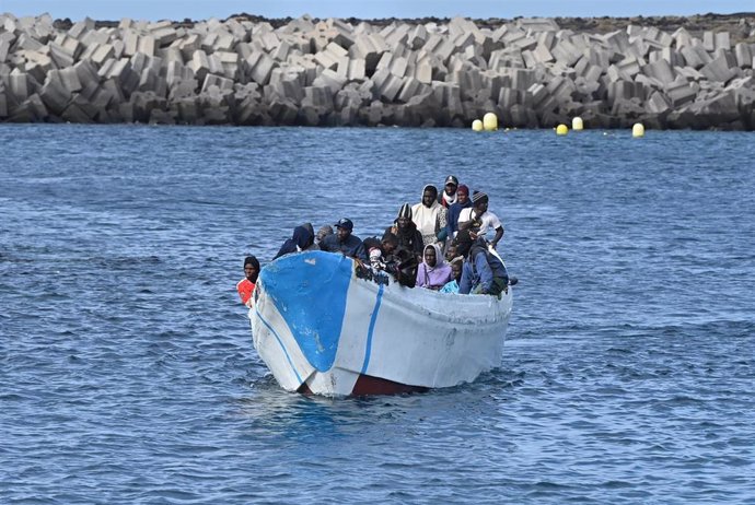 Archivo - Varios migrantes llegan al puerto de La Restinga, a 4 de febrero de 2024, en El Hierro, Santa Cruz de Tenerife, Tenerife, Canarias (España). Salvamento Marítimo ha interceptado hoy domingo seis embarcaciones en las que viajaban 357 personas cuan