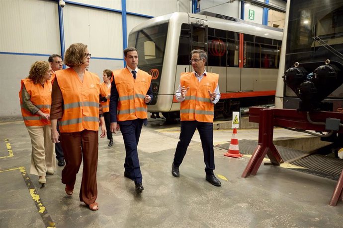 El Lehendakari Imanol Pradales y la Diputada General de Bizkaia, Elixabete Etxanobe, visitan las cocheras de mantenimiento de Metro Bilbao en Sopela para ofrecer detalles sobre la renovación de la flota de Metro Bilbao.