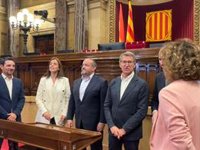 Feijóo se reúne en el Parlament con diputados del PP catalán y otros dirigentes del partido