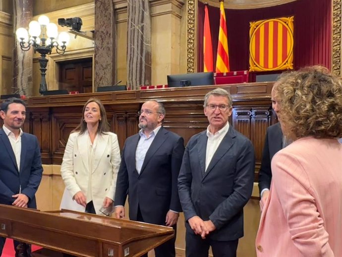 El líder del PP, Alberto Núñez Feijóo, junto al líder del PP catalán, Alejandro Fernández, en el hemiciclo del Parlament de Catalunya