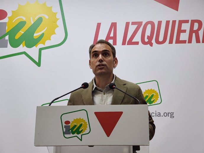 El coordinador general de IU Andalucía, Toni Valero, en rueda de prensa en Sevilla.