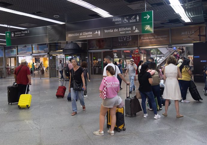 Varias personas en la estación de trenes Puerta de Atocha-Almudena Grandes, a 28 de junio de 2024, en Madrid (España). 