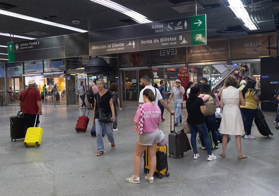 Varias personas en la estación de trenes Puerta de Atocha-Almudena Grandes, a 28 de junio de 2024, en Madrid (España). 