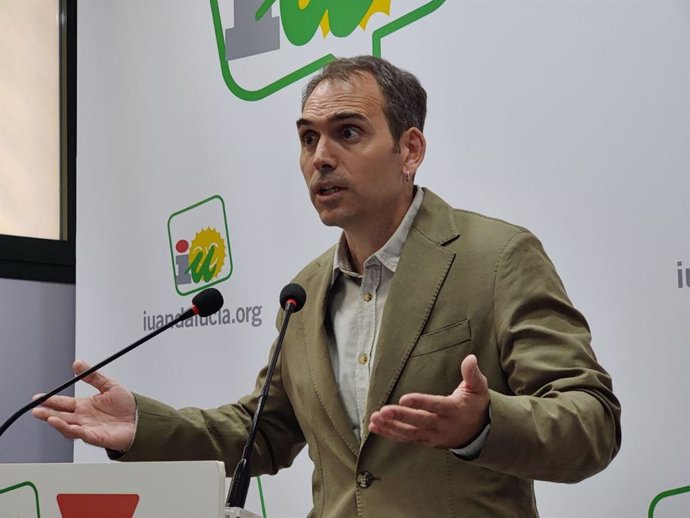 El coordinador general de IU Andalucía, Toni Valero, este lunes en rueda de prensa en Sevilla.