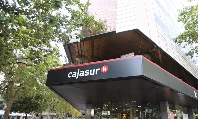 Archivo - Fachada de la sede central de Cajasur en la capital cordobesa.