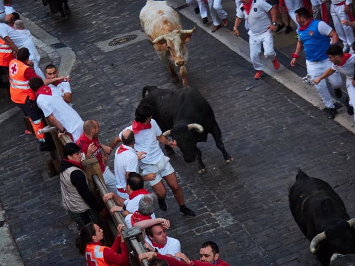 Corredores durante el segundo encierro de los encierros de los Sanfermines, a 8 de julio de 2024, en Pamplona.