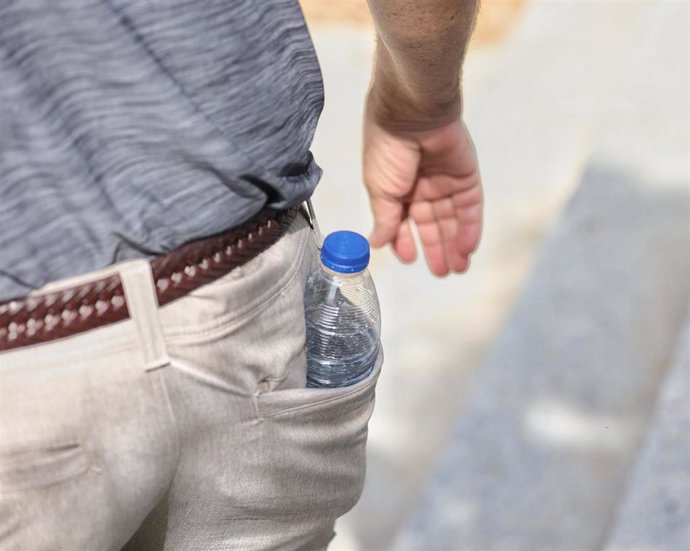 Archivo - Un hombre con una botella de agua, a 19 de mayo de 2022, en Madrid (España). 