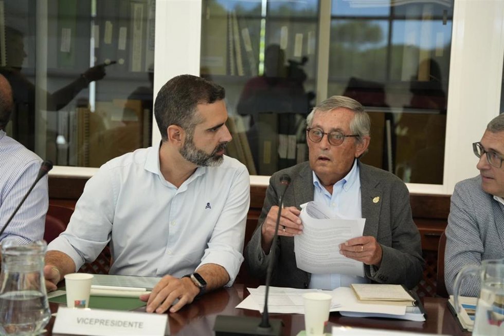 El consejero de Sostenibilidad, Medio Ambiente y Economía Azul, Ramón Fernández-Pacheco (i), junto al biólogo Miguel Delibes de Castro (d) durante el consejo.
