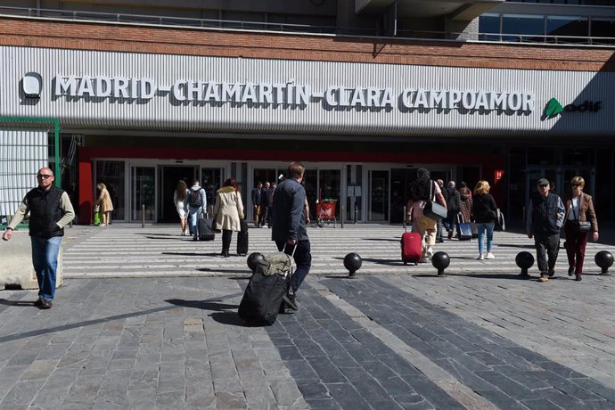 Archivo - Un grupo de personas a la entrada de la estación Madrid-Chamartín-Clara Campoamor