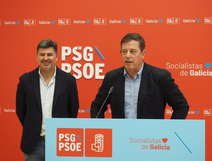 O secretario xeral do PSdeG, José Ramón Gómez Besteiro, en rolda de prensa xunto co eurodeputado socialista Nicolás González Casares.