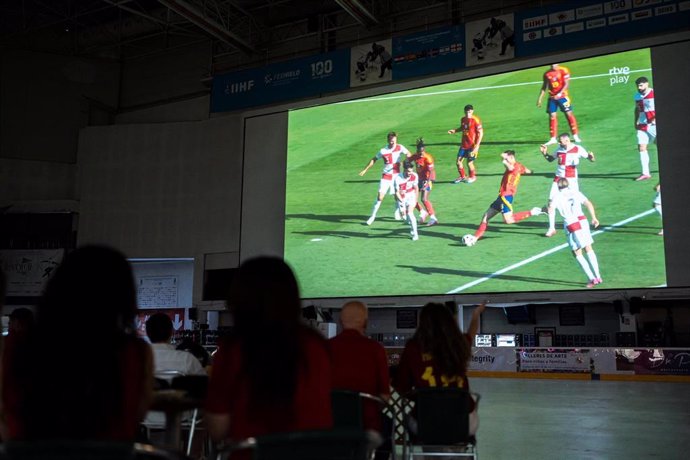 Varias personas viendo en una pantalla grande el partido de la Eurocopa entre España y Croacia, en el Palacio de Hielo, a 15 de junio de 2024, en Madrid (España). 